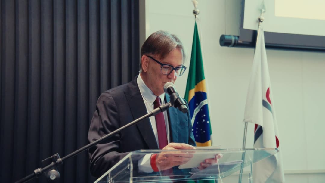 Discurso durante a posse da nova gestão da CBIC, com as bandeiras do Brasil e da entidade