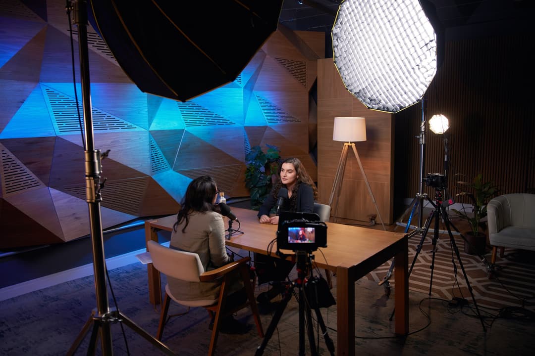 Gravação de videoaulas da SaferNet em São Paulo: set com mesa, microfones, câmera e luzes com softbox