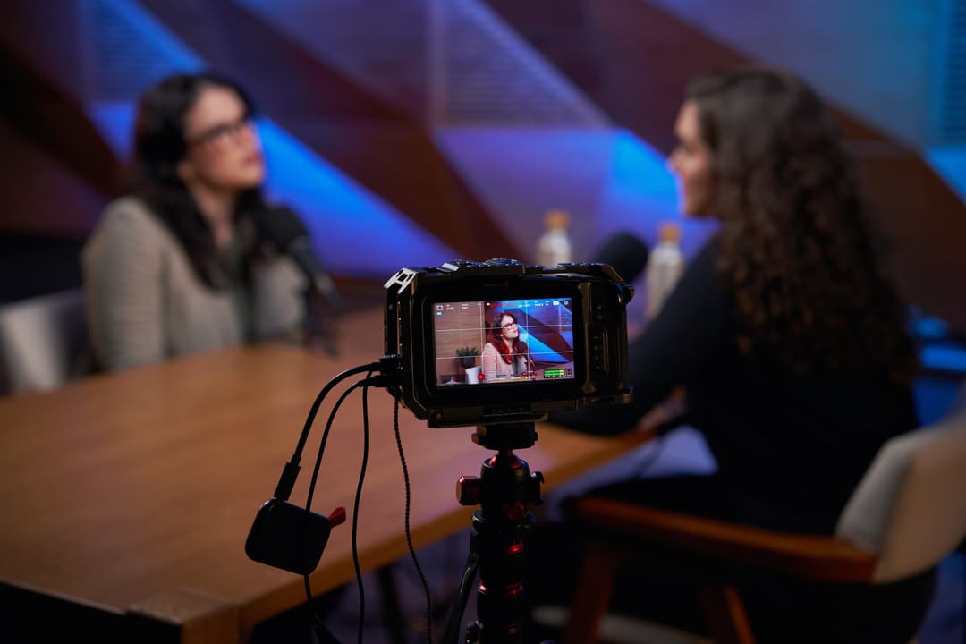 Tela da câmera mostra o enquadramento de uma participante durante a gravação da videoaula