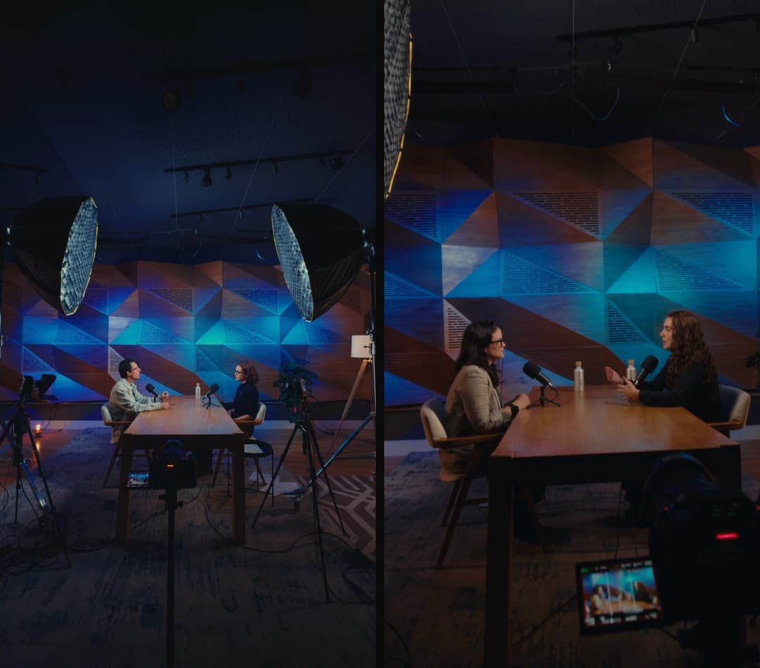 Dois quadros dos vídeos de making of das videoaulas da SaferNet: o set com mesa, luzes e câmera, e duas participantes conversando à mesa