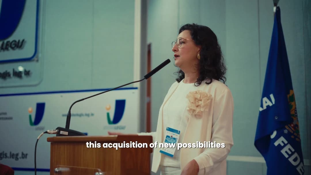 Frame do vídeo 3ozFN6sil7M Uma fala na tribuna integra o registro do Fórum Nacional de Políticas de Saúde.