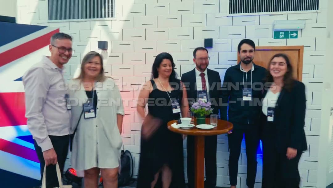 Frame do vídeo b5ifZ_nwaHw Registro de participantes reunidos durante um evento, em um dos trabalhos apresentados no showreel.