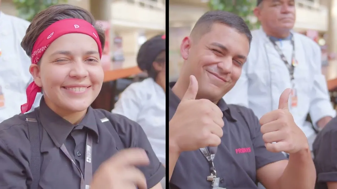 Cozinheira de bandana vermelha sorri para a câmera durante a inauguração do TGI Fridays no Aeroporto de Brasília